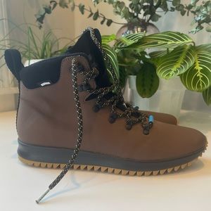 Brown winter boots. Size 7.5 mens / 9 women’s